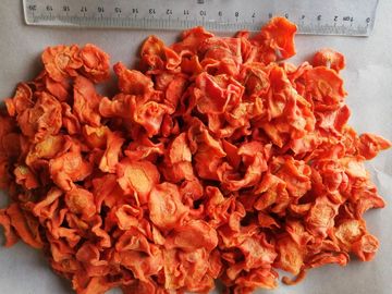 Kelembaban 8% Keripik Wortel Dehidrasi Tempat Penyimpanan Keren 10 * 10 * 3mm HALAL